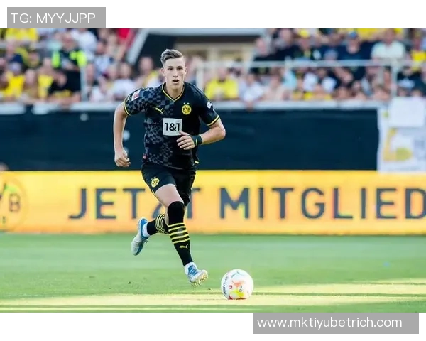 施洛特贝克全场触球与传球双双领先展现稳健表现助力球队胜利 施洛特贝克全场触球与传球双双领先展现稳健表现助力球队胜利